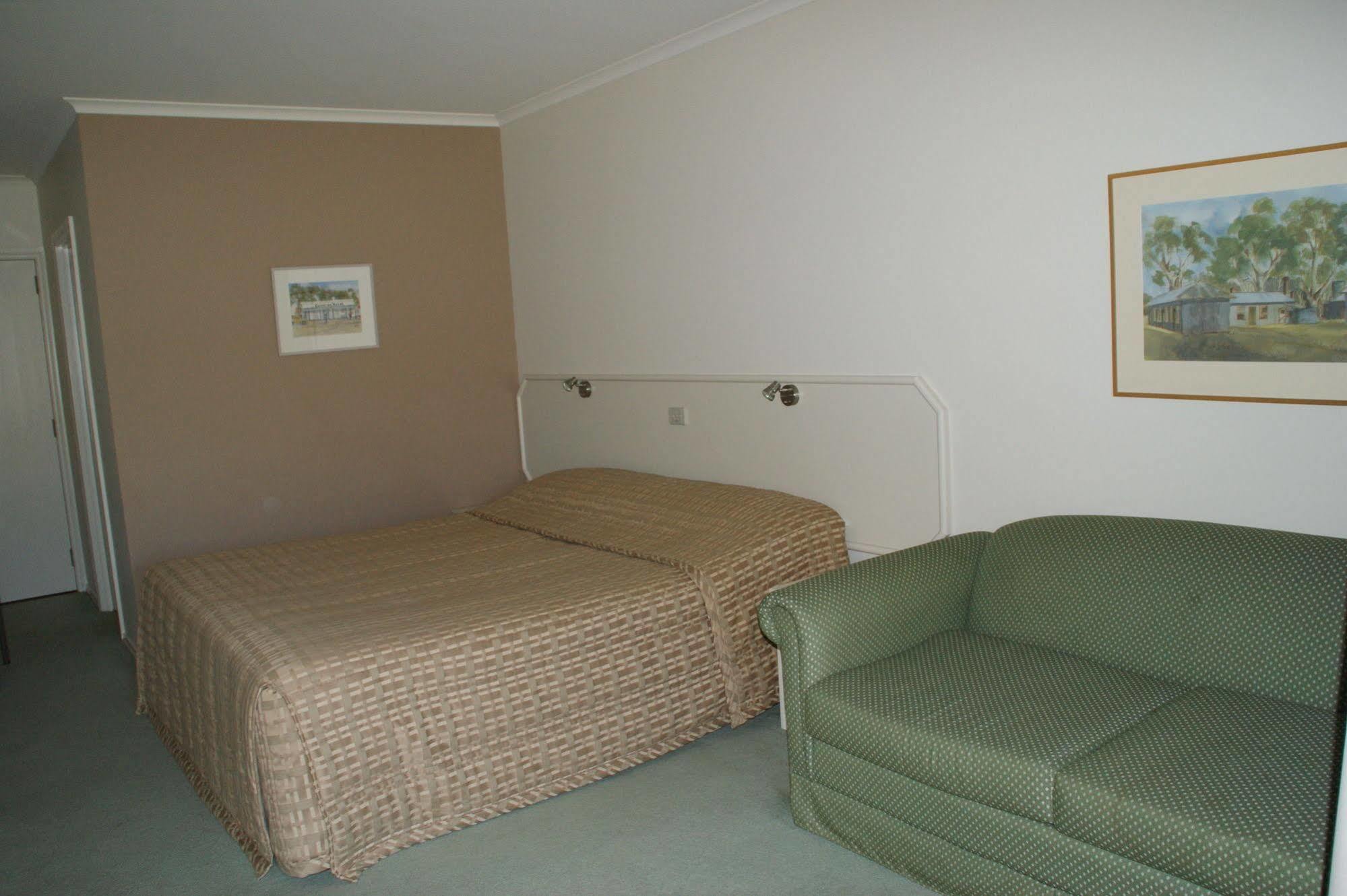 Deniliquin Country Club Motor Inn Exterior photo